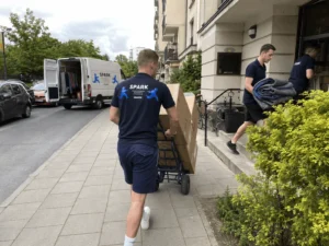 Pracownik Spark Przeprowadzki przenosi kartony podczas przeprowadzki w Krakowie