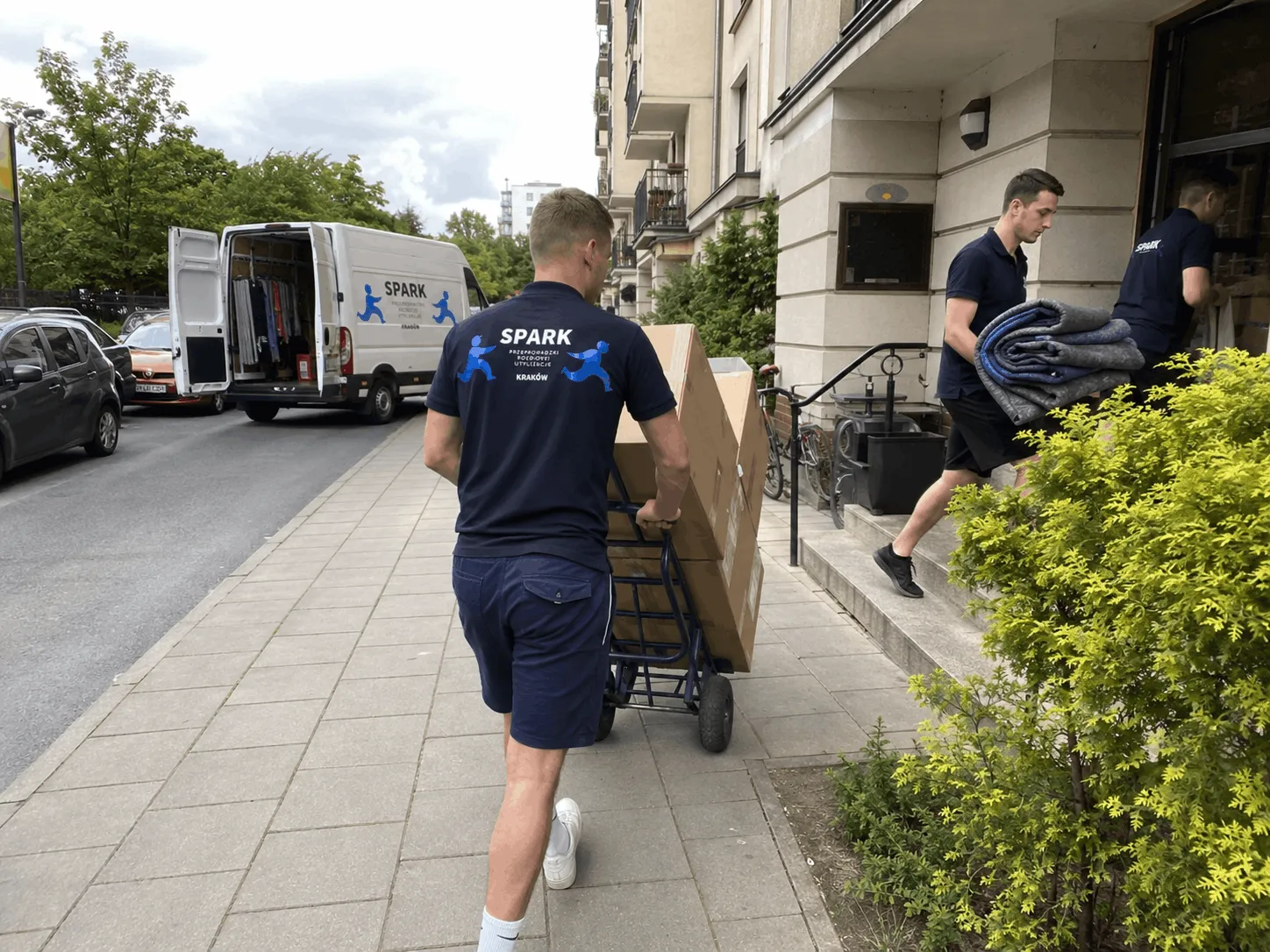 Pracownik Spark Przeprowadzki przenosi kartony podczas przeprowadzki w Krakowie