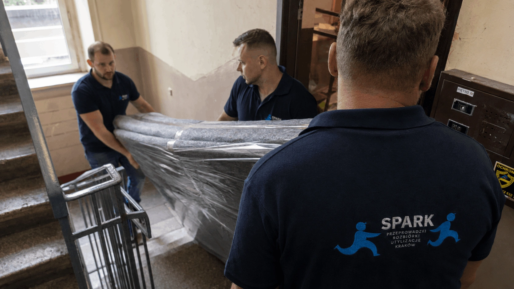 Pracownicy Spark Przeprowadzki wnoszący meble w bloku na Prądniku Białym w Krakowie